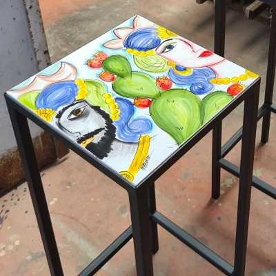 Sgabello in ferro e ceramica decorata a mano