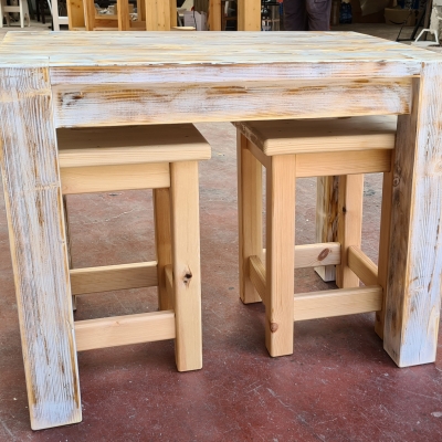 Tavoli e sgabelli in legno