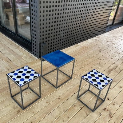 Sgabelli in ferro e ceramica decorata a mano